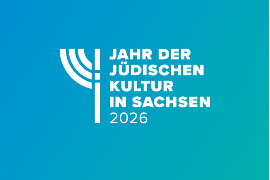 Abbildung der Wortmarke "Jahr der jüdischen Kultur in Sachsen 2026" in weiß auf blauem Hintergrund.